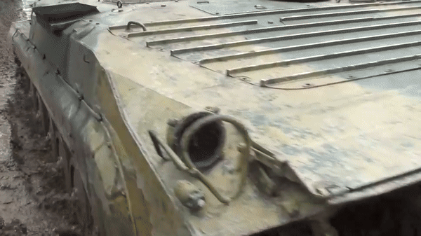 Xe chien dau bo binh cua Nga chong drone bang... “long nhim”-Hinh-16