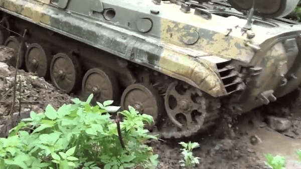 Xe chien dau bo binh cua Nga chong drone bang... “long nhim”-Hinh-14