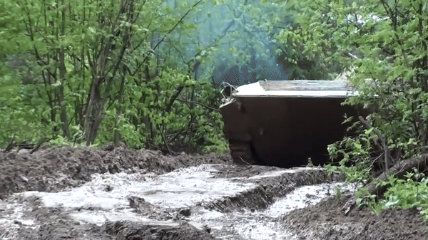 Xe chien dau bo binh cua Nga chong drone bang... “long nhim”-Hinh-20