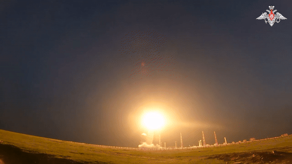 Video được công bố cho thấy vụ phóng diễn ra trong đêm, xe chở đạn kiêm bệ phóng nằm trong nhà chứa và chỉ có phần ống phóng dựng đứng lộ ra bên ngoài.