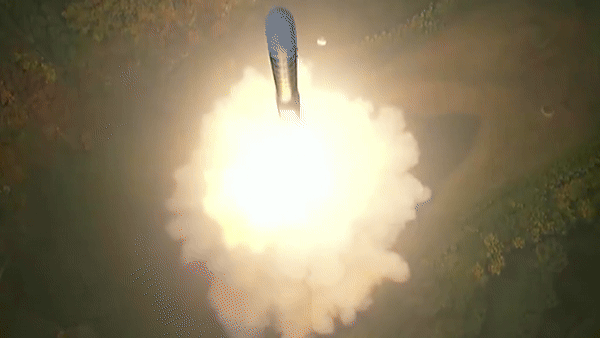 “Loại tên lửa ICBM mới này chứng tỏ cho thế giới thấy vị thế hàng đầu trong việc sản xuất và phát triển hạt nhân của Triều Tiên”, nhà lãnh đạo Kim Jong-un tuyên bố trong chuyến thị sát vụ phóng thử tên lửa.