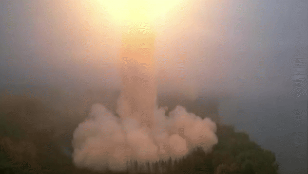 Được biết, tên lửa ICBM Hwasong-19 sẽ được triển khai cùng Hwasong-18, từng được phóng thử lần đầu vào cuối năm ngoái và cũng sử dụng nhiên liệu thể rắn.