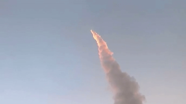 "Chiều dài tăng lên đồng nghĩa tên lửa chứa được nhiều nhiên liệu hơn, ảnh hưởng trực tiếp đến sức đẩy, khối lượng đầu đạn và tầm bay", Kim Dong-yup, chuyên gia tại Đại học Nghiên cứu Triều Tiên ở Seoul, nhận định.