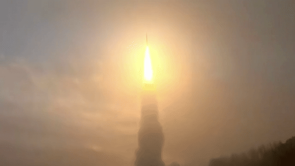 Con số này vượt trội những mẫu "tên lửa quái vật" từng được Triều Tiên thử nghiệm, cũng lớn hơn nhiều so với các tổ hợp ICBM di động trong biên chế quân đội Nga như Yars và Topol-M.