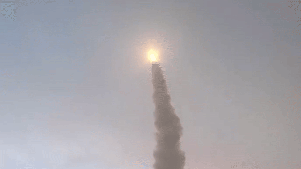 Chang Young-keun, chuyên gia về tên lửa tại Viện nghiên cứu Chiến lược Quốc gia Hàn Quốc, nhận định Hwasong-19 có chiều dài ít nhất 28 mét.