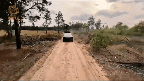 Đoạn video hôm 20/9 cho thấy 2 chiếc xe bán tải điện Cybertruck được gắn súng máy do các quân nhân điều khiển.