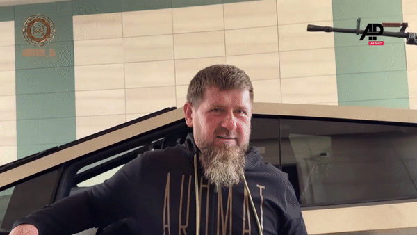 Được biết chiếc xe tải điện của Tổng thống Kadyrov xuất hiện trước đó được gắn một khẩu đại niên Kord cỡ nòng 12,7mm do Nga sản xuất.