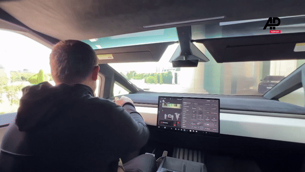 Trước đó vào ngày 17/8, ông Kadyrov thông báo: "Chúng tôi đã nhận được chiếc Tesla Cybertruck từ ông Elon Musk. Tôi rất vui khi được thử nghiệm công nghệ mới này và tận mắt chứng kiến lý do tại sao nó được gọi một cách chính xác là một con quái vật".