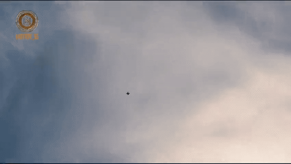 Trong video cho thấy lính Chechnya đã dùng súng máy hạng nặng M2 Browning bắn nổ drone.