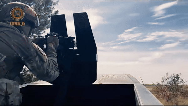 Tuy nhiên trong video của cặp đôi Cybertruck vừa được ông Ramzan Kadyrov đăng tại lại cho thấy chúng được gắn súng máy hạng nặng M2 Browning do Mỹ sản xuất.
