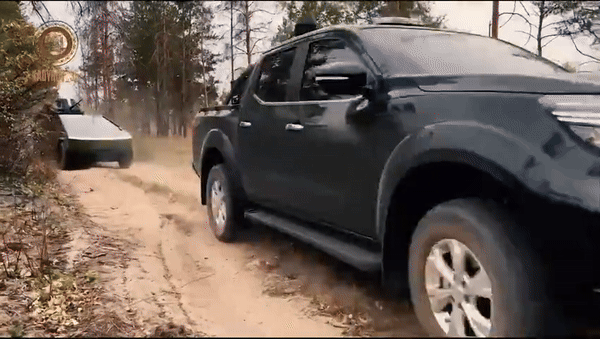 Ông Ramzan Kadyrov cũng đăng một video cho thấy hai chiếc xe bán tải điện của hãng Tesla này đang cơ động và tác chiến với súng máy hạng nặng.