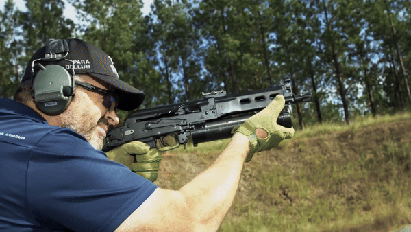 PP-19 Bizon có thước ngắm cơ khí tương tự như các mẫu AK nhưng khả năng tinh chỉnh khác đi do tầm bắn ngắn hơn, chỉ còn các mức 50m,100m,150m và 200m.