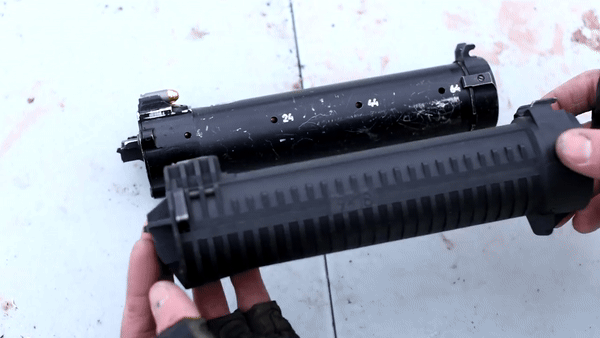 Cụ thể: PP-91 Bizon-2-01 sử dụng đạn 9x19 mm Parabellum NATO, hộp tiếp đạn hình trụ sức chứa 53 viên.