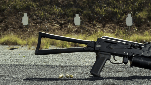 Một điểm đặc biệt của súng PP-19 Bizon so với những khẩu súng khác chính là hộp tiếp đạn hình trụ được gắn song song bên dưới với nòng súng với cơ số đạn khá lớn.