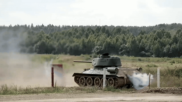 Những chiếc T-34 nguyên bản đã được hiện đại hóa trong thời hạn ngắn nhất có thể, sau khi được nâng cấp xe tăng có lớp giáp 90 mm phía trước và 75 mm thân xe, tháp pháo mới và trang bị pháo nòng cỡ 85 mm.