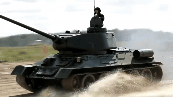 T-34-85 có khối lượng khoảng 32 tấn, xe tăng được trang bị động cơ V-12 có công suất 500 mã lực giúp xe đạt tốc độ 53km/h, dự trữ hành trình 360km.
