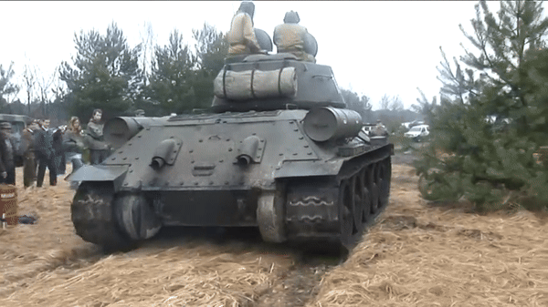 Năm 1950, Liên Xô ngừng sản xuất hoàn toàn dòng xe tăng T-34-85.