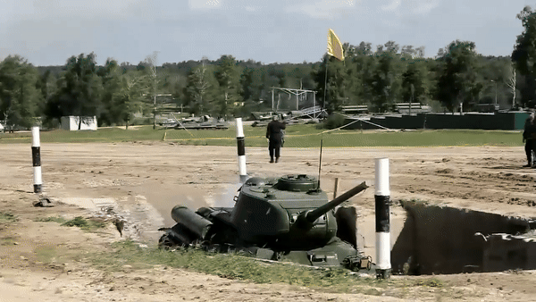 Thời gian đầu của Chiến tranh vệ quốc vĩ đại, xe tăng T-34 đã thể hiện rất tốt và cho thấy sự vượt trội so với các loại xe tăng của đối phương. Tuy nhiên, theo thời gian cuộc chiến, pháo 76 mm trên xe đã trở nên lỗi thời.
