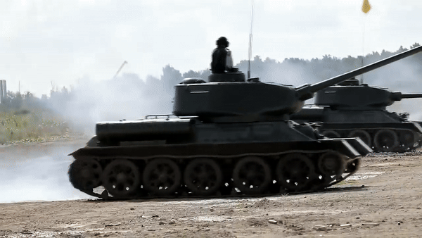 Ngoài pháo chính 85mm, xe tăng T-34-85 còn có hai súng máy cỡ nòng 7,62mm, một đồng trục và một gắn trên tháp pháo.