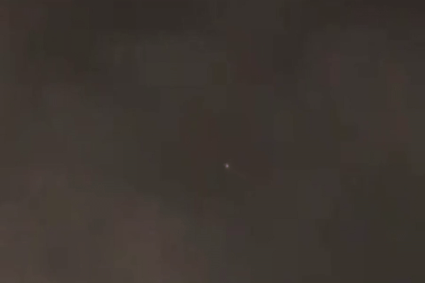 Tên lửa đạn đạo thường được phóng ở góc cao, vượt ra khỏi bầu khí quyển Trái Đất, thực hiện hành trình pha giữa trong không gian, sau đó xâm nhập trở lại khí quyển. Trong giai đoạn hồi quyển, đầu đạn tên lửa sẽ tăng tốc và đạt tốc độ cực cao trước khi lao xuống mục tiêu.