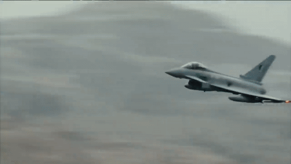 Trong một cuộc tấn công tiềm tàng, đối phương thường nhắm vào các sân bay cố định này để làm tê liệt khả năng tác chiến của không quân.