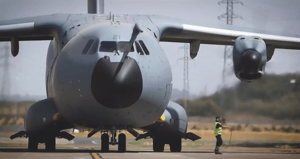 Điểm độc đáo của chiếc A400M đó là mặc dù trọng lượng rất lớn nhưng quãng đường cất - hạ cánh trên đường băng chiến thuật lần lượt chỉ là 980 và 770 m.