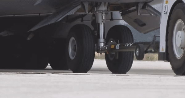 Đặc biệt hơn theo nhà sản xuất, chiếc A400M thậm chí có thể cất hạ cánh trực tiếp ngay trên nền cát sa mạc hoặc thậm chí là bãi biển thông thường, đây là ưu điểm lớn của nó so với chiếc Il-76MD-90A do Nga chế tạo.