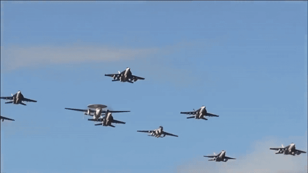 Mẫu tiêm kích hạm F/A-18 Hornet biên chế vào 1983 và phiên bản nâng cấp Super Hornet được đưa vào hoạt động vào năm 1999 đã làm nên nền tảng sức mạnh của các hàng không mẫu hạm Mỹ.