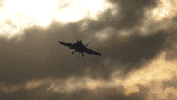 Ngay khi đi vào biên chế chưa lâu, tiêm kích hạm F/A-18E/F Super Hornet đã được huy động trong chiến dịch giám sát phía Nam Iraq khi Liên quân do Mỹ dẫn đầu thiết lập vùng cấm bay năm 2002.