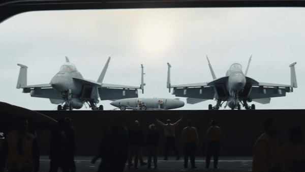 Tiêm kích hạm này được Hải quân Mỹ đặt mua của hãng McDonnell Douglas vào năm 1992, nó bay lần đầu tiên vào tháng 11/1995, hạ cánh lần đầu tiên trên tàu sân bay vào năm 1997.