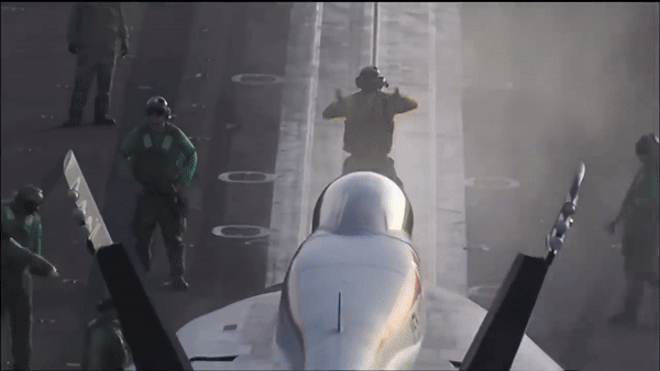 F/A-18E/F Super Hornet đã chứng tỏ sự nổi bật của mình trong vô số vai trò như chiếm ưu thế trên không, tấn công mục tiêu mặt đất, mặt biển bằng vũ khí chính xác bất kể ngày đêm.