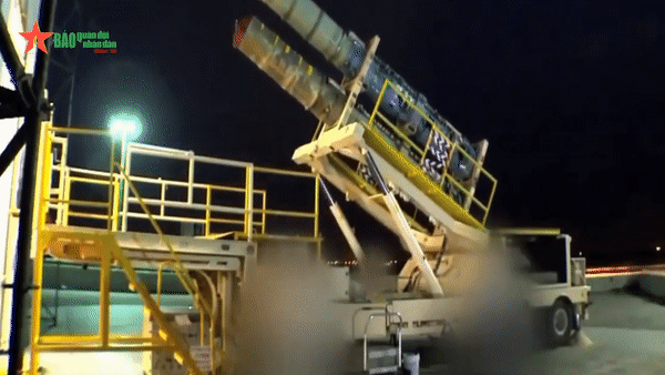 Việc phóng thẳng đứng cho phép tên lửa có thể tấn công mục tiêu bất cứ hướng nào mà không phải xoay chuyển xe phóng.