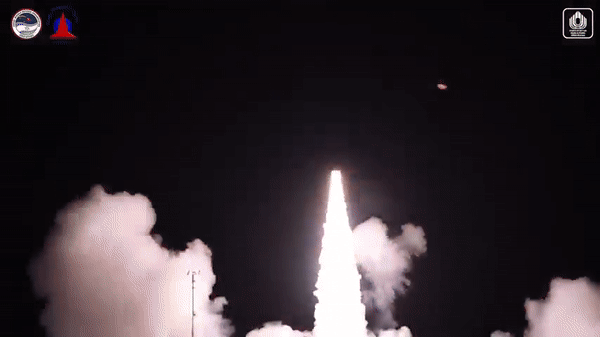 Tên lửa được phóng ở vị trí thẳng đứng bằng phương pháp khởi động nóng tương tự như hệ thống S-400 của Nga.