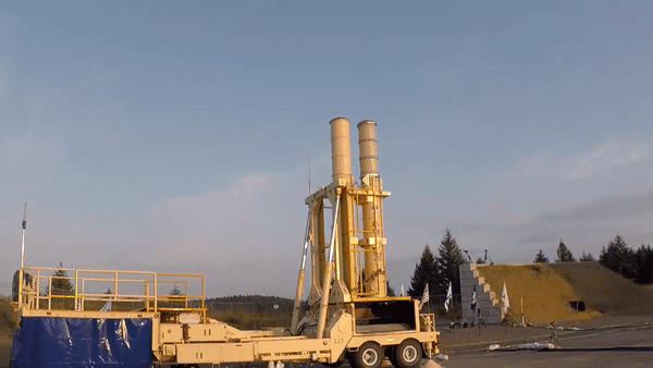 "Một số quốc gia đã tiếp cận chúng tôi với mong muốn mua hệ thống phòng không Arrow, động thái diễn ra sau khi chúng đánh chặn hiệu quả các khí tài của đối phương", ông Boaz Levy, CEO tập đoàn quốc phòng Israel Aerospace Industries (IAI), cho biết trong cuộc phỏng vấn đăng ngày 16/5.