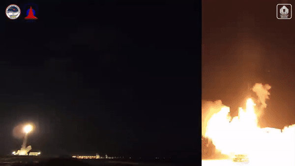 Các ống phóng của hệ thống tên lửa Arrow 3 sau đó được điều khiển vào vị trí vuông góc 90 độ.