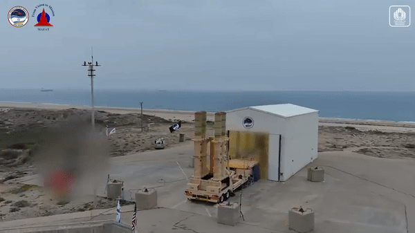 Bên cạnh đó, Arrow 3 còn được trang bị hệ thống quản lý chiến đấu Tree Citron và trung tâm kiểm soát khởi động Brown Hazelnut.