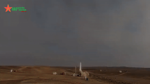 Ở độ cao này, đầu đạn của tên lửa Arrow 3 tách khỏi phần còn lại của tên lửa, lao thẳng vào mục tiêu theo kiểu "cảm tử".