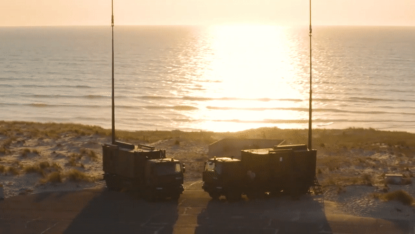 Đồng thời yểm trợ phòng không cho các mục tiêu cố định quan trọng trước các đòn tấn công đường không từ đối phương.