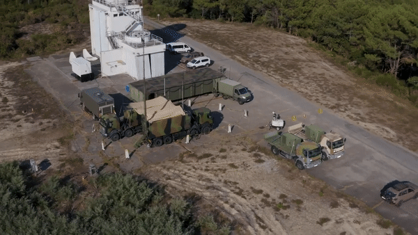 Xe chỉ huy và radar Arabel có thể kiểm soát 6 xe phóng trong bán kính 10 km, dẫn hướng đồng thời cho 16 tên lửa đến nhiều mục tiêu khác nhau.