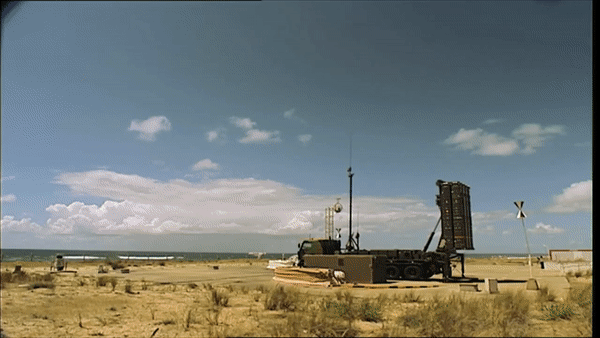 Tên lửa được dẫn hướng đến mục tiêu bằng cách kết hợp dẫn hướng quán tính giai đoạn đầu và radar chủ động giai đoạn cuối.