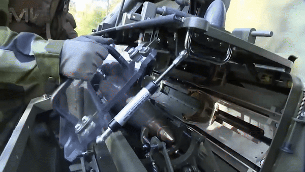 Góc tà của pháo là 0o - 70o, góc phương vị +75o, thời gian triển khai và rút lui cũng như tái triển khai là ít hơn 30 giây.