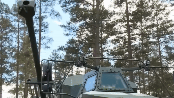 Xe cũng có khả năng phòng vệ xạ - sinh - hóa (NBC), cabin chứa được 4 người.