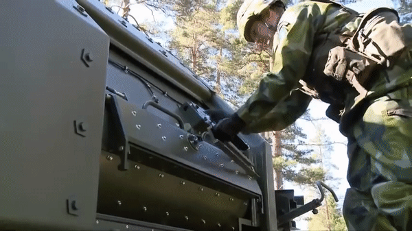 Pháo tự hành FH-77BW L-52 Archer là hệ thống pháo thế hệ mới của Thụy Điển được phát triển với khối lượng nhẹ, khả năng cơ động cao, sức công phá mạnh và chính xác.