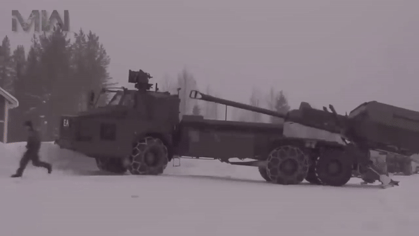 Khẩu pháo sử dụng khung gầm xe tải địa hình 6x6 Volvo Construction Equipment A30D sửa đổi với cabin và động cơ được bọc giáp, chống được đạn 7,62mm, mảnh pháo và mìn có trọng lượng 6 kg.