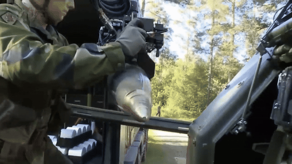 Mỗi khẩu pháo tự hành FH-77BW L-52 Archer đều có 1 xe cung cấp và nạp đạn, thời gian nạp đạn cho pháo là 8 phút.