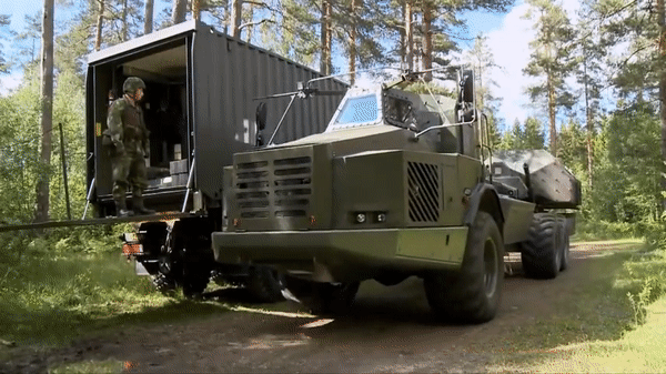 Việc chuyển đổi từ hệ thống pháo bánh xích sang bánh lốp đặt ra những thách thức riêng, vì thế pháo binh Anh cần trải qua các khóa huấn luyện để thích ứng.