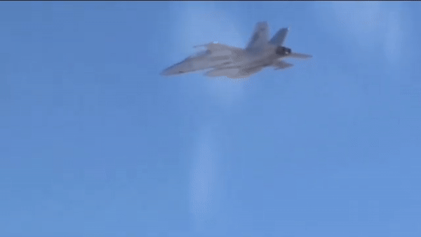 AGM-154 nếu được phóng ở tầm cao có thể đạt tầm bắn lên tới 130km, còn phóng ở tầm thấp thì đạt cự ly chỉ 22km.