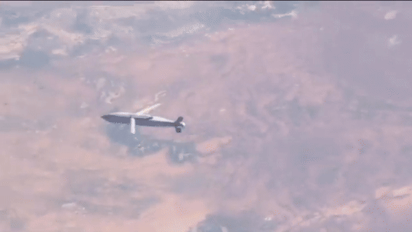 AGM-154 có chiều dài 4,1m, đường kính thân 330mm, sải cánh 2,69m, trọng lượng 483-681kg tùy theo loại đầu đạn mang theo.