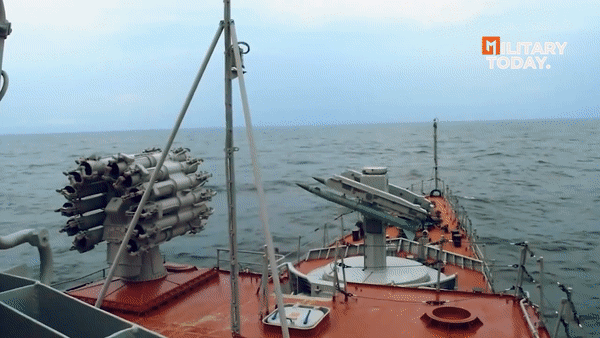 Việc này diễn ra mà không có sự tham gia của thủy thủ tàu, tức là hoàn toàn tự động.