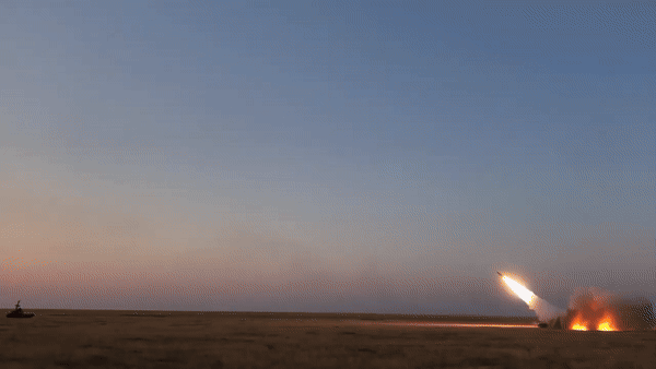 Xe mang phóng tự hành trang bị radar (TELAR) 9A310M1 của Buk-M1 sử dụng radar dẫn đường và nhận dạng mục tiêu nâng cấp, giúp tăng cự ly hoạt động thêm 25 - 30% so với phiên bản tiền nhiệm.